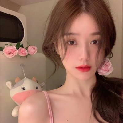 坐在酒吧里吃蛋糕